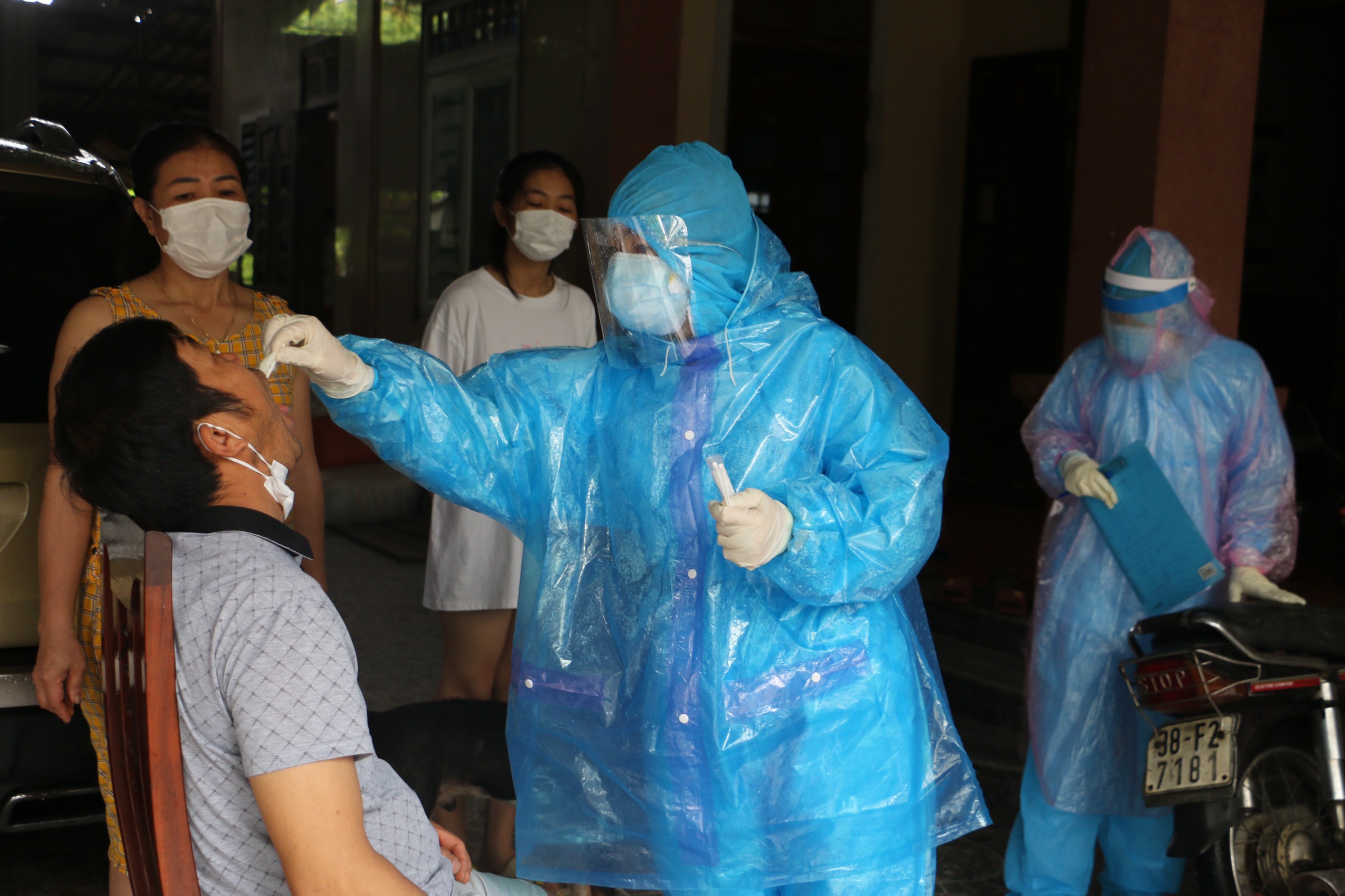 Hà Tĩnh thông báo khẩn truy tìm F1 liên quan đến 2 ca mắc COVID-19